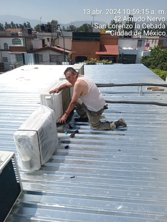 Técnico trabajando en una instalación de aire acondicionado